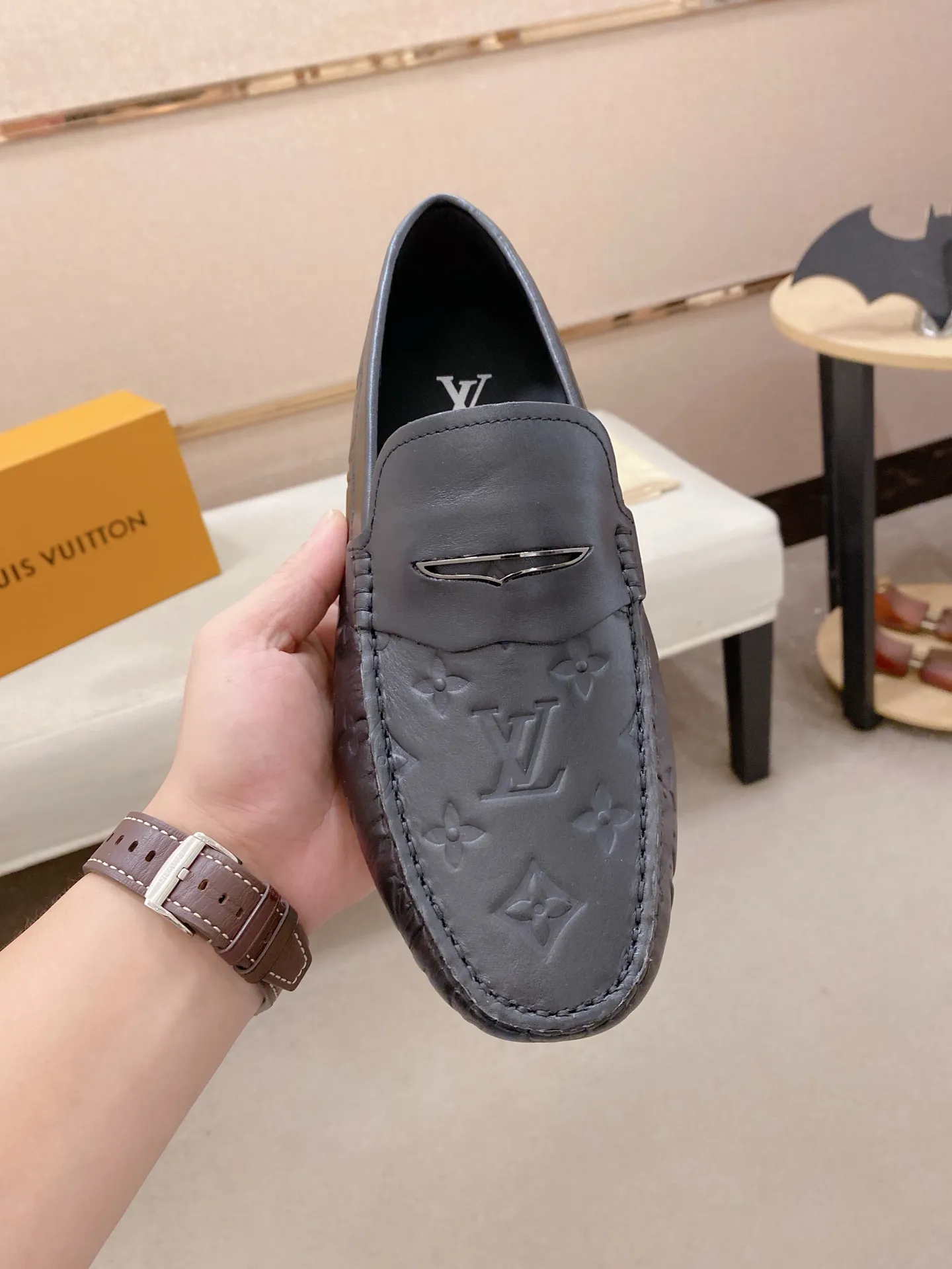 Factory price: 500💰High-end quality! LV 🆕🆕Exclusive hot-selling products in stock🔥🔥New products on the shelves, high-quality Ferragamo men's pea shoes, high-end casual driving shoes, with complete packaging! 💪 💪 Material: imported first-layer cowhide 🐂 + imported high-quality buffalo leather lining + wear-resistant outsole 👍🏻👍🏻 Features: high-end and comfortable, purely handmade 🚀 🚀 Create the perfect shoes that suit you best 🔥 🔥 Size: (38-44) 45 standard size can be customized!